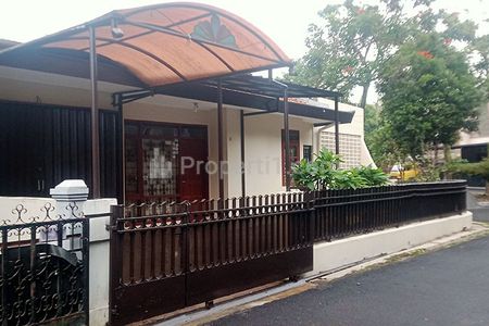Sewa Rumah 4 Kamar Tidur 2 Kamar Mandi Garasi Carport untuk Rumah Tinggal atau Kantor Dekat Taman Lingkungan Tenang dan Aman di Arcamanik Bandung