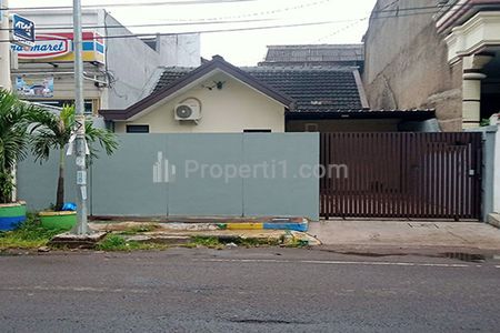 Sewa Rumah 3 Kamar Tidur 3 Kamar Mandi Carport untuk Rumah Tinggal Kantor atau Komersial Kawasan Ramai Pertokoan dan Kuliner di Antapani Bandung