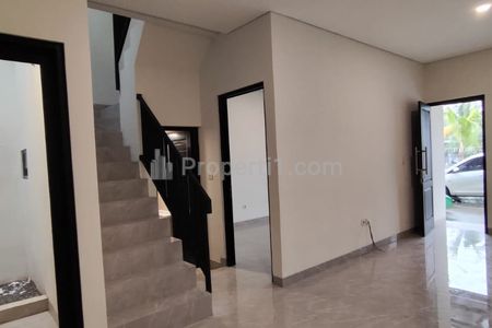Dijual Rumah Model Town House di Karang Tengah Tangerang - Selangkah dari Puri Indah Mall