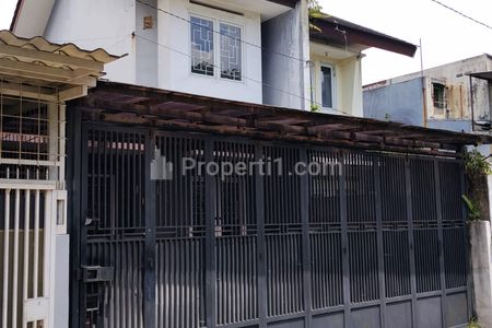 Dijual Rumah 2 Lantai Plus Gudang Cocok untuk Kantor di Sayap Jalan Jenderal Sudirman Bandung - 3 Kamar Tidur, 2 Kamar Mandi