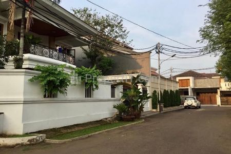 Jual Rumah Mewah, Letak di Hoek, 2 Lantai, Balkon, Siap Huni di Taman Gandaria, Fatmawati, Jakarta Selatan LT 550 m2, LB 400 m2, SHM