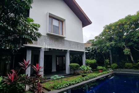 Disewakan Rumah Mewah 3 Lantai, 4 Kamar Tidur dengan Garden & Pool - Lokasi Pondok Indah, Jakarta Selatan