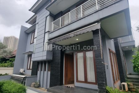 Sewa Rumah di Pondok Indah, Jakarta Selatan - 3 Kamar Tidur, Garasi 4 Mobil