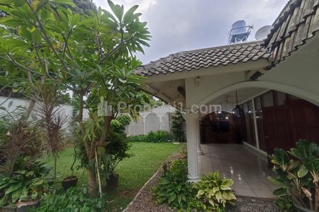 Disewakan Rumah Luas 5 Kamar Tidur dengan Taman dan Pool - Lokasi Kemang, Jakarta Selatan