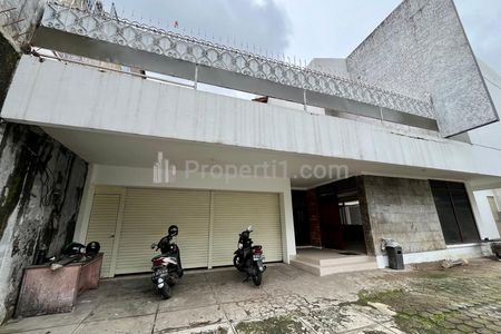 Jual Rumah Besar Siap Huni dengan Lokasi Bagus di Jalan Dharmawangsa Raya Jakarta Selatan