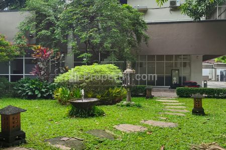 Dijual Rumah Cocok untuk Tempat Tinggal/Kantor Posisi Hook di Jalan Prapanca Raya Jakarta Selatan
