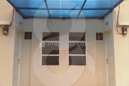 Tampak teras 2 unit kontrakan kanan dan kiri