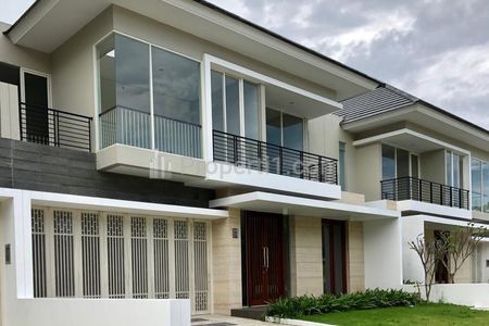 Jual Rumah Furnish dengan Kolam di Greenlake Citraland Surabaya