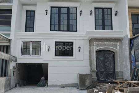 Dijual Rumah Baru Pakuwon Indah - New American Classic Attic Rooftop Desain Dekat Pakuwon Mall, Citraland, Graha Family - Surabaya