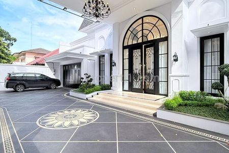 Jual Rumah Baru Renovasi di Menteng, Jakarta Pusat - Row Jalan Besar, Garasi Luas 7 Mobil