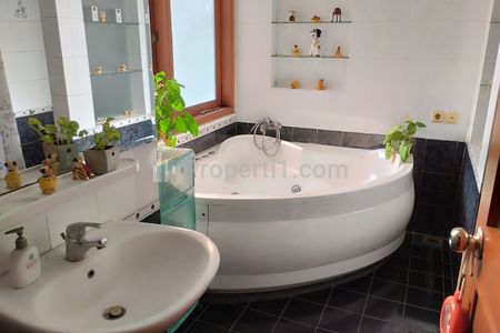 Kamar Mandi Utama Atas