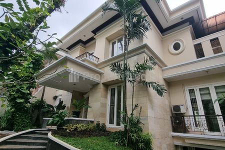 Jual Rumah di Pondok Indah, Jakarta Selatan - Ada Kolam Renang & Taman Belakang