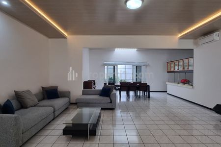 Sewa Rumah 1 Lantai di Kebayoran Baru, Jakarta Selatan - 4 Kamar Tidur Full Furnished