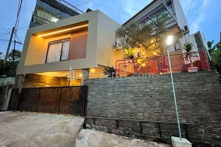 Dijual Rumah Mewah 3 Lantai Semi Furnished di Bojongkoneng Cibeunying dekat Gasibu Bandung - 5KT, 2KM, Ada Mushola