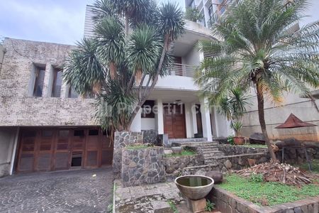 Jual Rumah Mewah dengan Kolam Renang Berada di Area Komplek yang Tenang di Bendungan Hilir Jakarta Pusat Lokasi Sangat Strategis