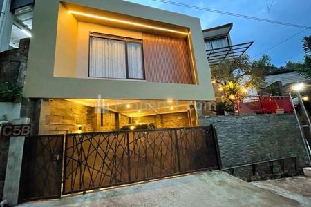 Jual Rumah 3 lantai CANTIK dan SEJUK di dekat Borma Cikutra Sayap DAGO Bandung