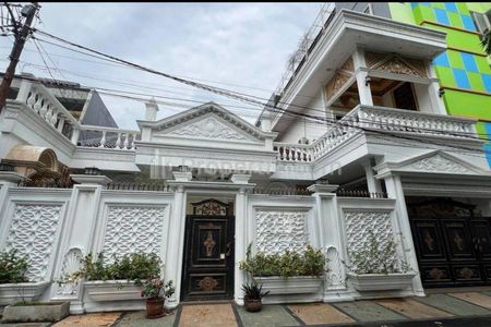 Dijual Rumah Mewah dengan Fasilitas Private Kolam Renang di Duren Sawit Jakarta Timur