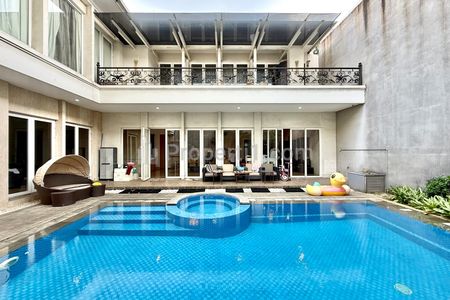 Dijual Rumah Mewah Area Senayan LT 589m² + Pool | Lebar 22m - Kebayoran Baru, Jakarta Selatan