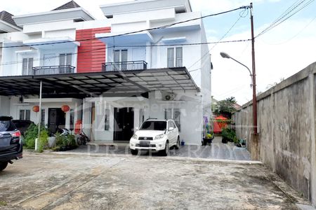 Sewa Rumah 2 Lantai Posisi Hook Siap Huni Bebas Banjir di Jalan Sungai Raya Dalam, Pontianak