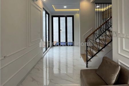 Jual Rumah Mewah Cipedak Jagakarsa Jakarta Selatan - Sangat Strategis