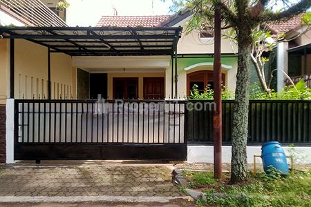 Sewa Rumah Gaya American Classic Unfurnish 3 Kamar Tidur 2 Kamar Mandi Carport Jalan Lebar Bebas Banjir di Antapani Bandung