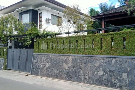 Jual Rumah Modern Classic Semi Furnish Serasa Villa View Kota Bandung 6 Kamar Tidur 5 Kamar Mandi Garasi Carport Luas di Bojong Koneng