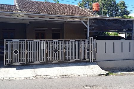 Sewa Rumah Full Furnish 5 Kamar Tidur 3 Kamar Mandi Carport Dekat Kawasan Perkantoran Pendidikan Perbelanjaan dan Hiburan di Kota Sumedang