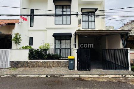 Jual Rumah Mewah 3 Lantai di Pejaten Barat – Siap Huni, Baru Renovasi & Strategis!