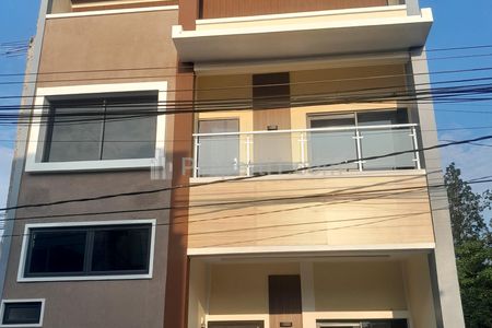 Dijual Rumah 3 Lantai Tropical Modern Hook Mainroad Kopo Permai Bandung, Strategis untuk Hunian & Usaha