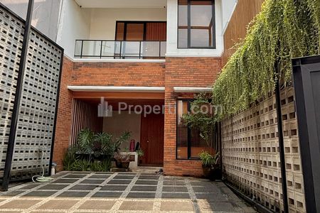 Tampak depan rumah mewah 2 lantai di Pasar Minggu dengan desain bangunan kokoh dan carport luas untuk 2 mobil.