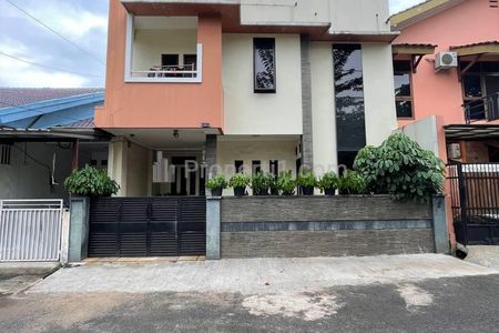 ​Dijual rumah minimalis mewah 3 lantai di Pejaten Barat Jakarta Selatan, akses jalan 2 mobil dalam komplek aman. Tampilan fasad modern dengan carport 1 mobil dan taman depan asri.