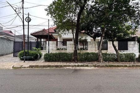 Jual Rumah Terawat Siap Huni di Kebayoran Baru, Jakarta Selatan Dekat Blok M - 5 Kamar Tidur & Hadap Barat Laut