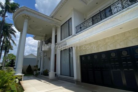 Dijual Rumah Konsep American Classic, 2 Lantai, Ada Swimming Pool dan Full Furnished, Siap Huni Dalam Cluster di BSD Tangerang Selatan