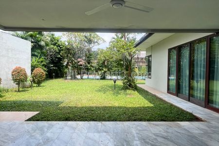 Sewa Rumah di Cilandak, Jakarta Selatan - Halaman Belakang Luas & Ada Kolam Renang