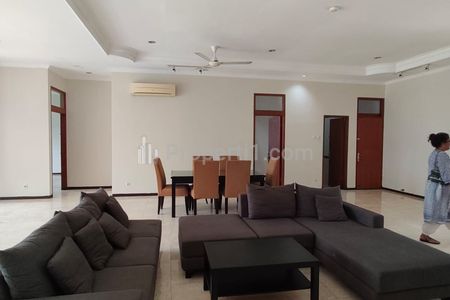 Sewa Rumah di Cilandak, Jakarta Selatan - Ada Kolam Renang & Taman