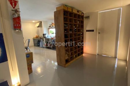 Dijual Rumah Semi Furnished, Hoek, Designed Sangat Bagus, Material Kayu Jati di Pulomas Jakarta Timur