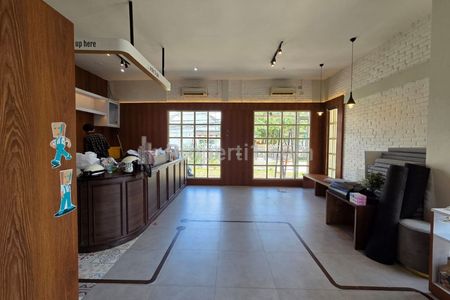 Disewakan Rumah untuk Usaha Cafe / Restoran di Jalan Jemursari, Wonocolo, Surabaya Selatan