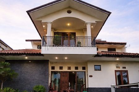 Dijual Rumah Villa Furnished + Kantor di Pasir Impun Bandung