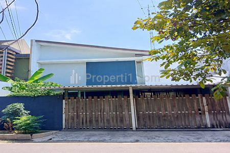 Jual Rumah Gaya Kontemporer 5 Kamar Tidur 3 Kamar Mandi Carport View Taman Komunal Keamanan 24 Jam di Arcamanik Bandung