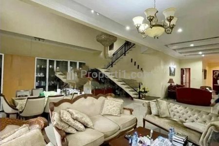 Jual Rumah Mewah Siap Huni di Menteng, Jakarta Pusat - Ada Kolam Renang & Halaman Luas