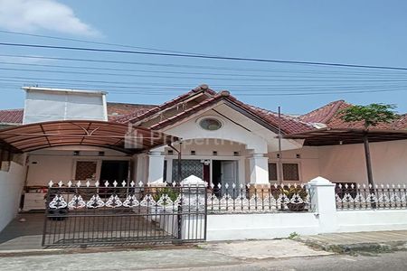 Jual Rumah Gaya American Classic 5 Kamar Tidur 2 Kamar Mandi Lingkungan Asri Sejuk Tenang dan Aman di Jalan Terusan Jakarta Antapani Bandung
