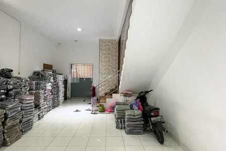 Dijual Rumah Daerah Jembatan Besi Tambora Jakarta Barat Sudah SHM Semi Furnished
