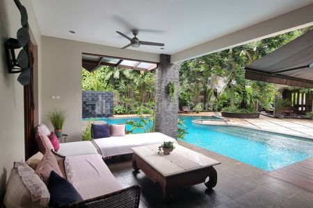 Jual Rumah di Cilandak Barat, Jakarta Selatan - LT 1925m2, Private Pool, Halaman & Parkir Luas