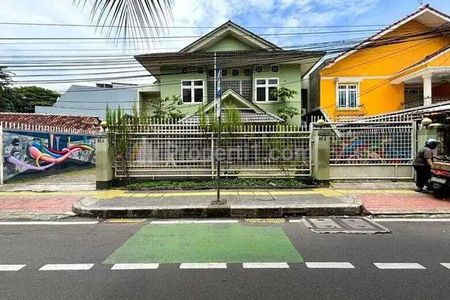 Jual Rumah di Tebet Raya Jakarta Selatan (di Bawah NJOP), Lokasi Sangat Strategis, Cocok untuk Bangunan Komersial, Carport 10 Mobil
