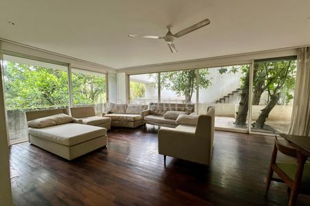 Sewa Rumah Dalam Compound di Pejaten, Jakarta Selatan - 4 Kamar Tidur, Furnished