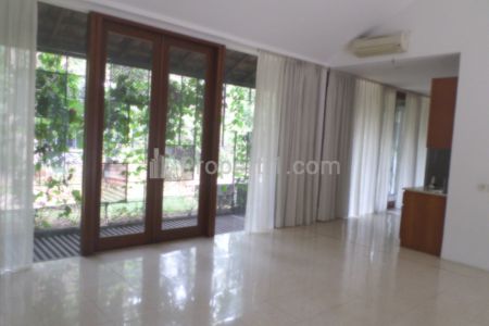 Sewa Rumah dalam Compound di Pejaten, Jakarta Selatan - 3 Kamar Tidur, Semi Furnished