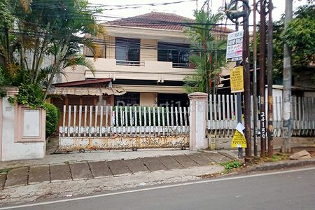 Jual Rumah Minimalis 5 Kamar Tidur 3 Kamar Mandi Garasi dan Carport Luas untuk Rumah Tinggal Kost Premium Home Stay Guest House di Jl. Dago Bandung