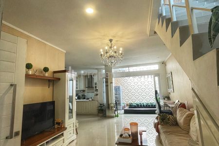 Dijual Rumah Siap Huni 2 Lantai Full Furnished dalam Closed Cluster, Lengkap dengan Fasilitas di Jakarta Timur