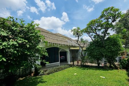 Sewa Rumah Kemang, Jakarta Selatan - Halaman Luas & Ada Kolam Renang