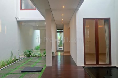 Jual Rumah di Kemang, Jakarta Selatan - 4 Kamar Tidur & Ada Kolam Renang